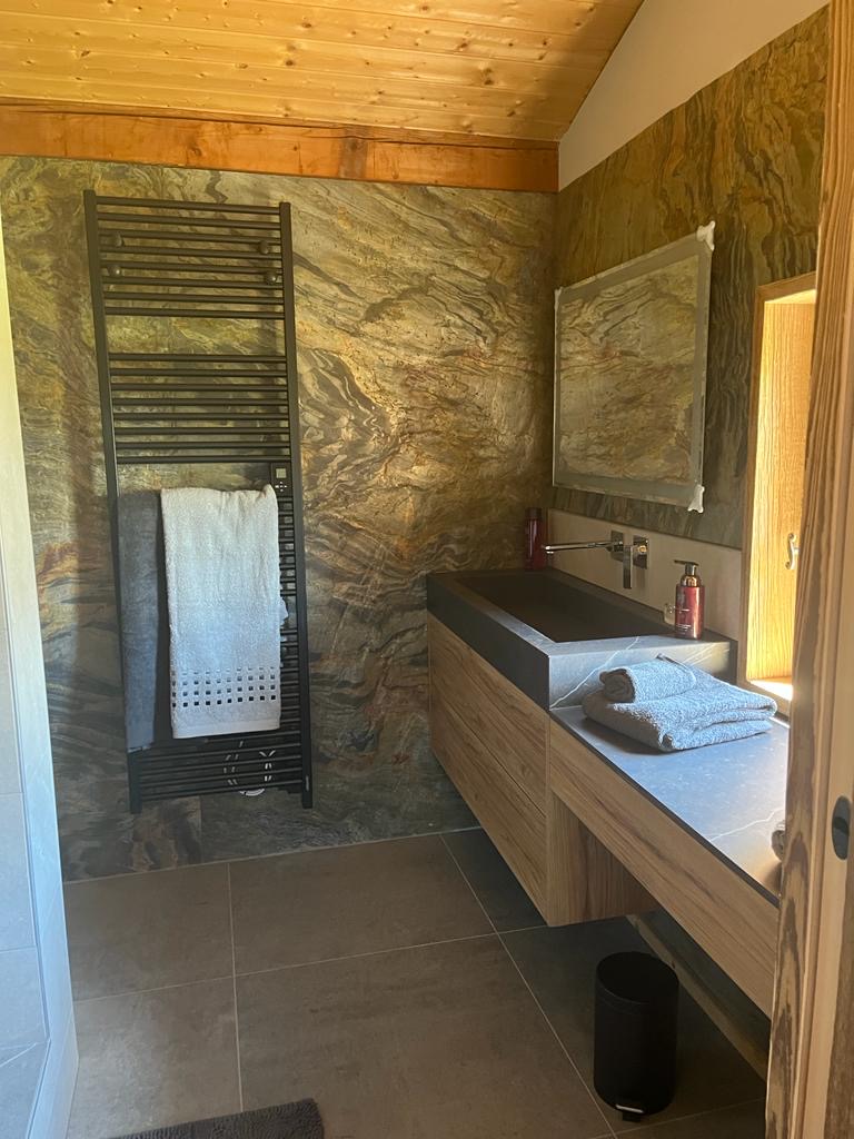 Salle de bain pierre naturelle et bois, Savoie