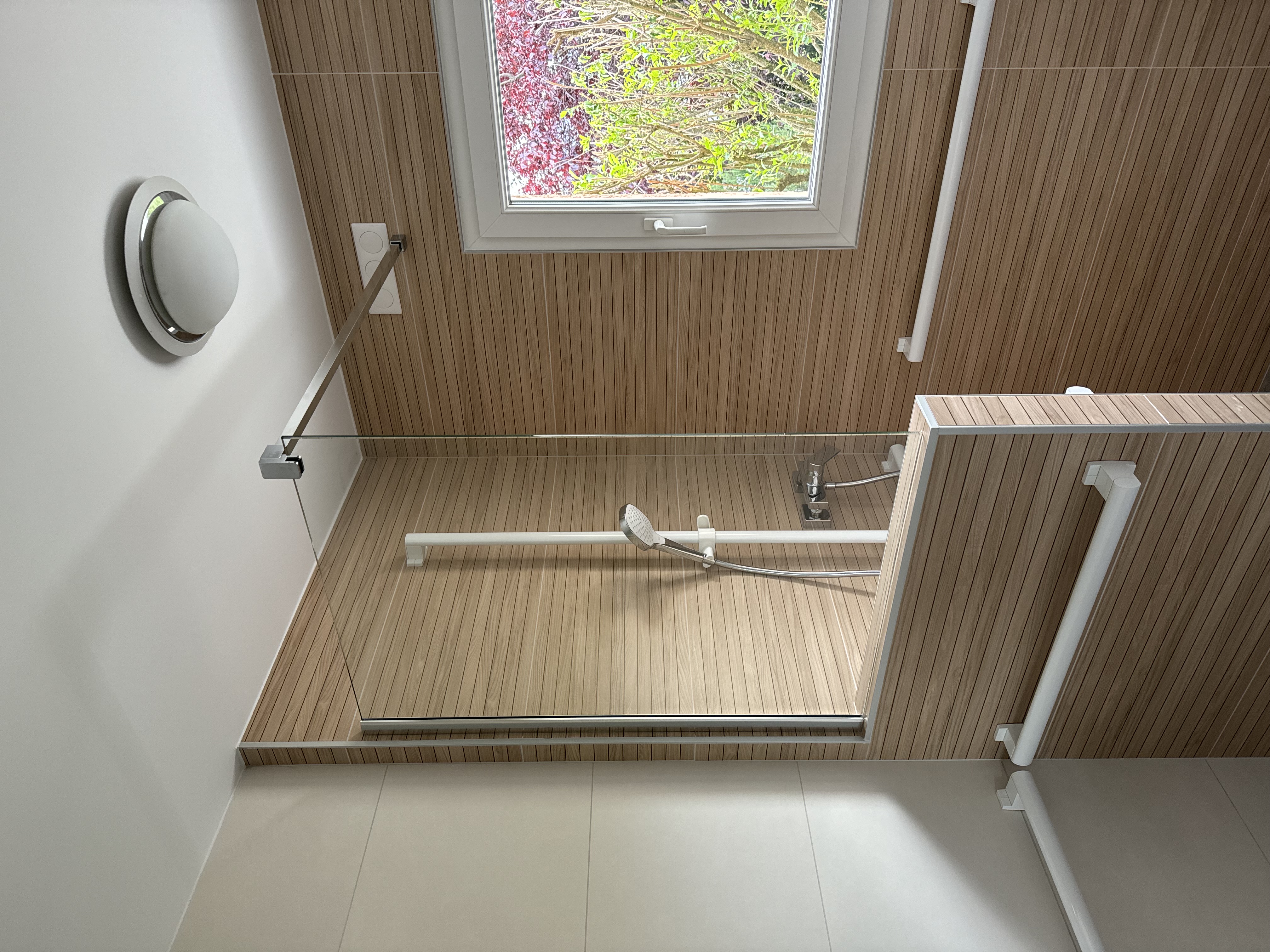 Salle de bain carrelage bois, baignoire et douche