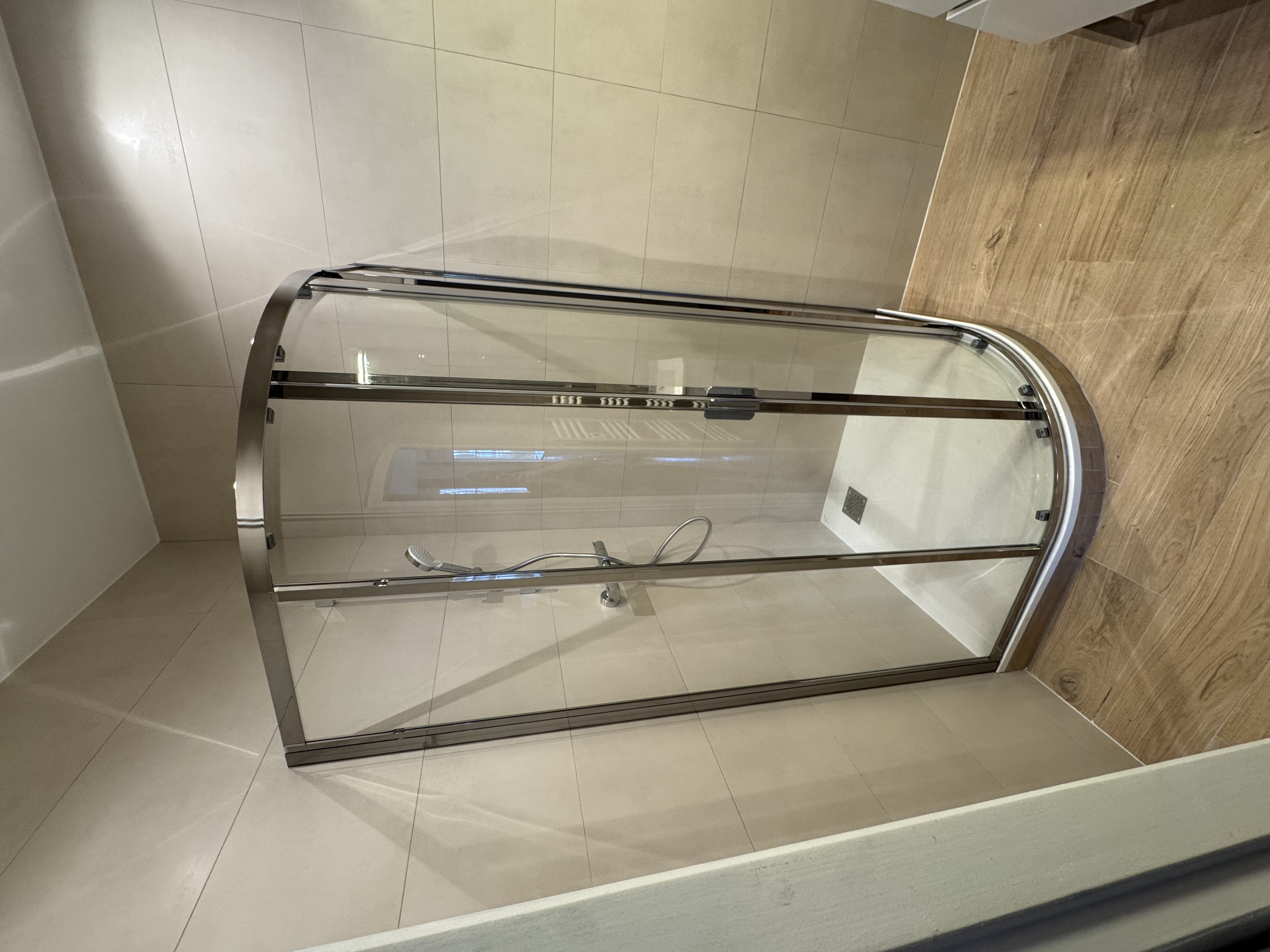 Cabine de douche quart de rond, carrelage beige