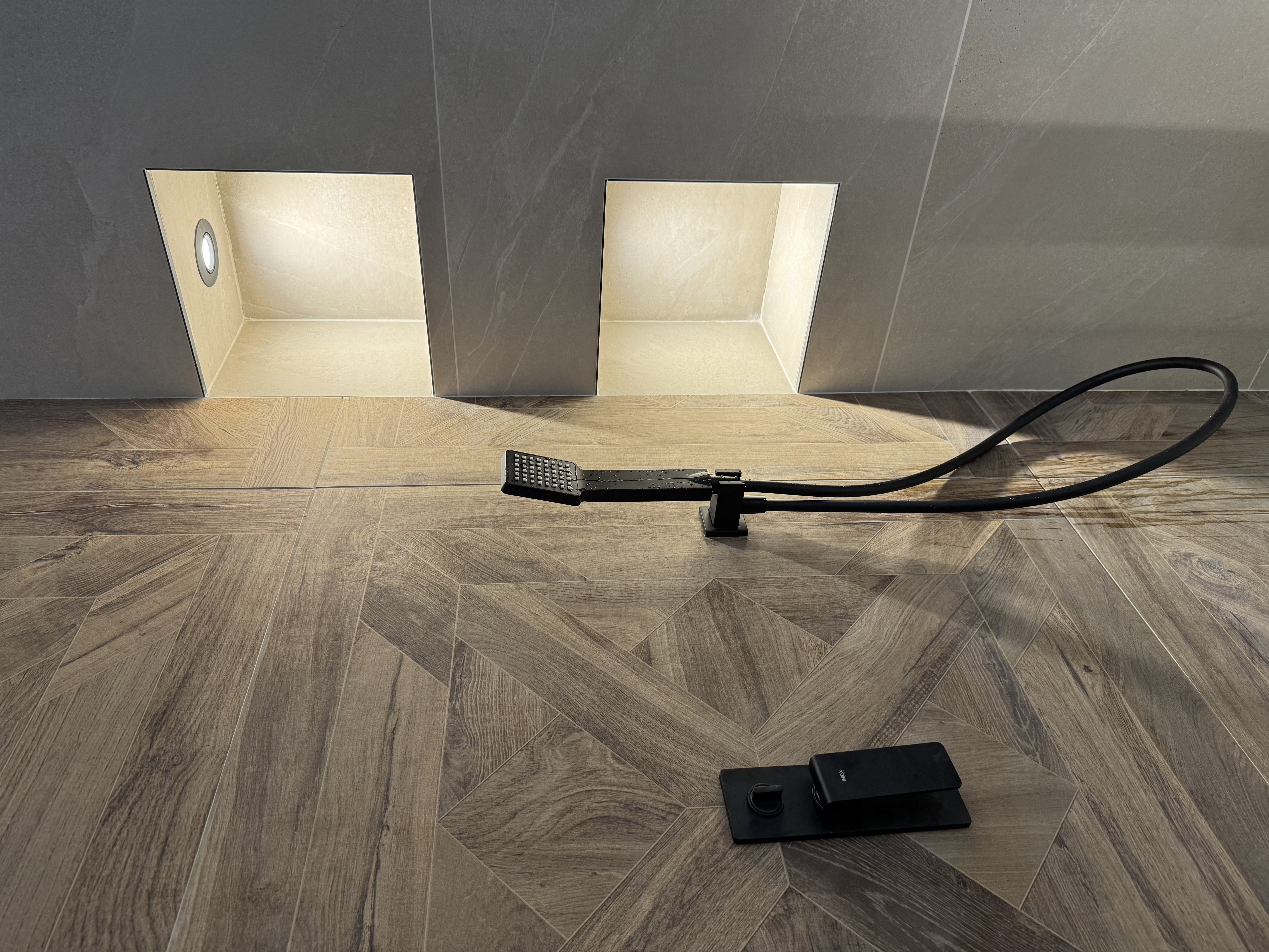 Niche éclairée et carrelage bois chevron