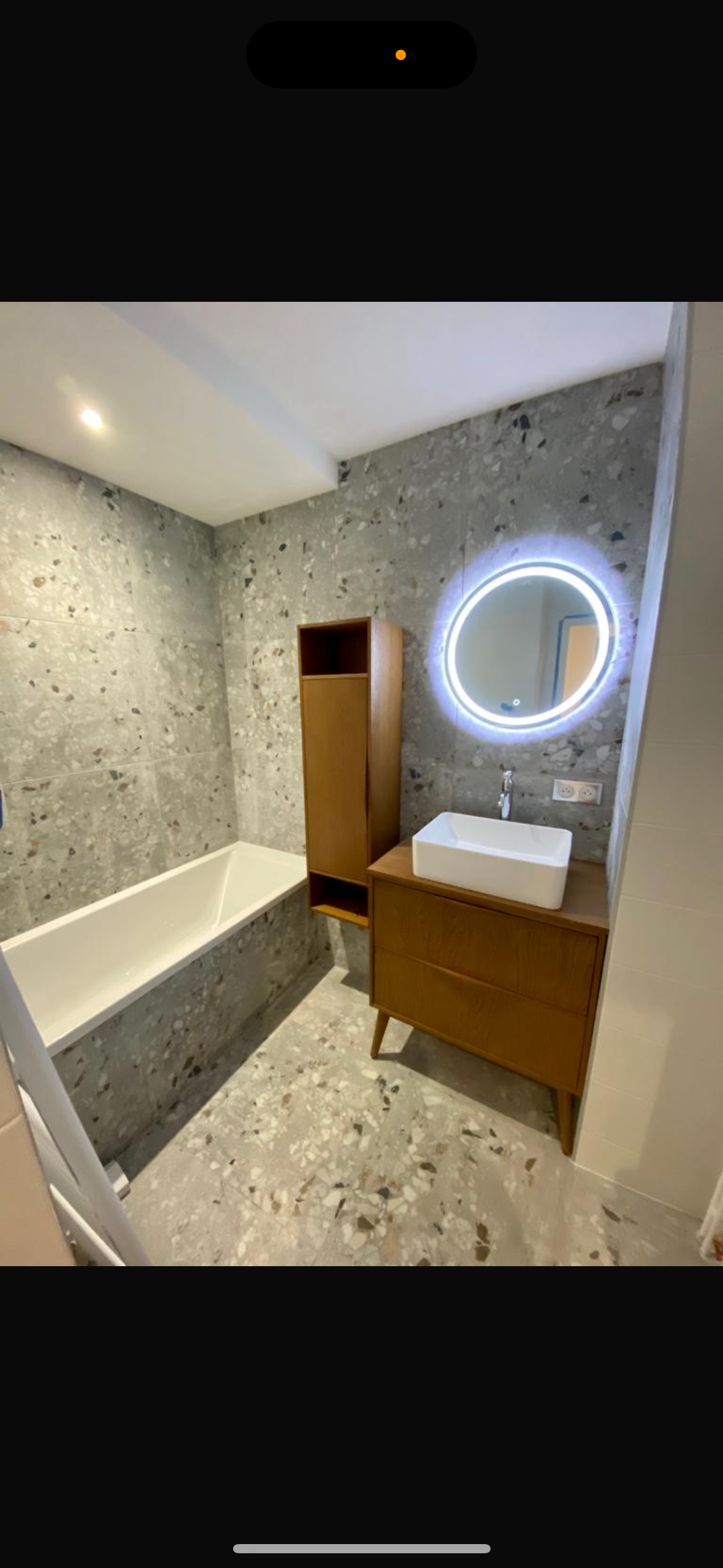Salle de bain terrazzo et miroir LED